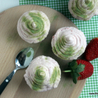 Groene thee cupcakes met aardbeiencrème